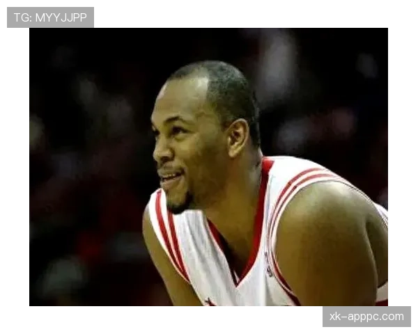 海耶斯内线强攻主导进攻，低位效率远超同位置球员