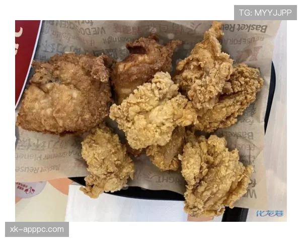 覃海洋家的冰箱里只有鸡胸肉和水,连瓶可乐都找不到